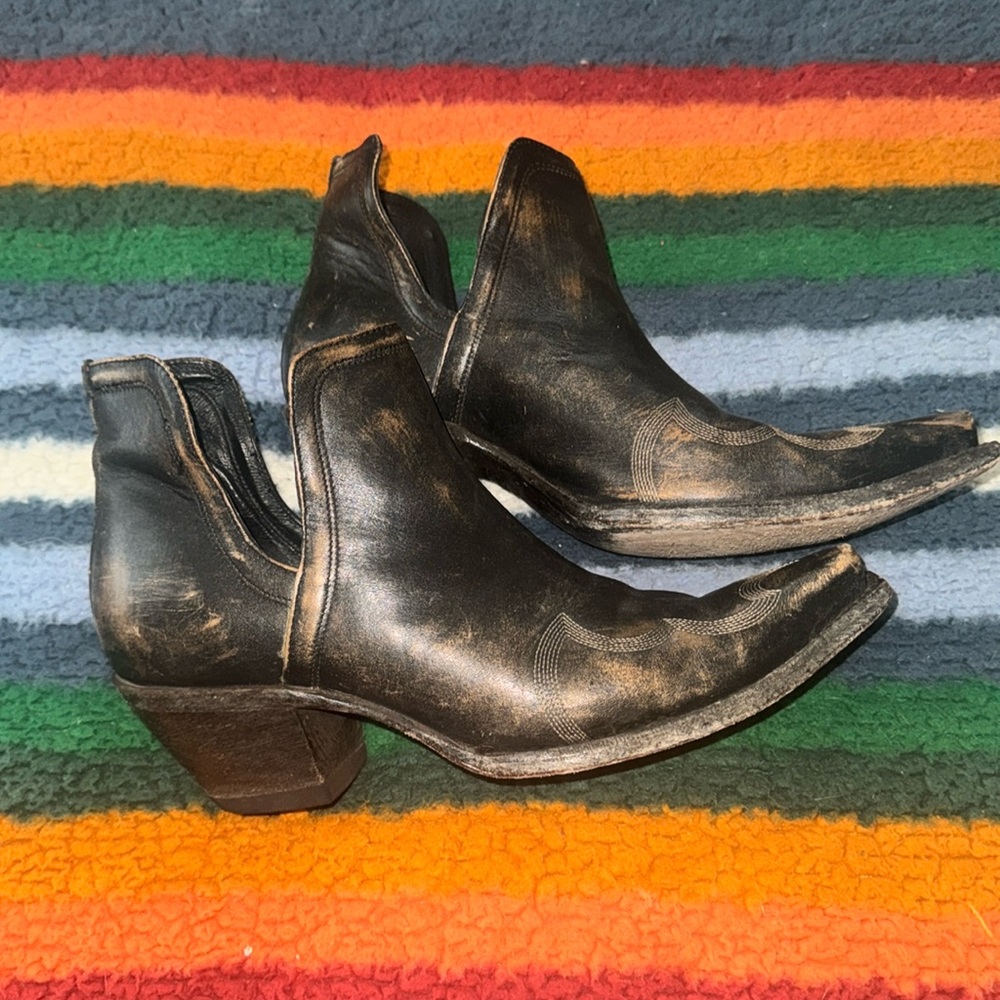 Like new, Cavender’s snip toe booties
